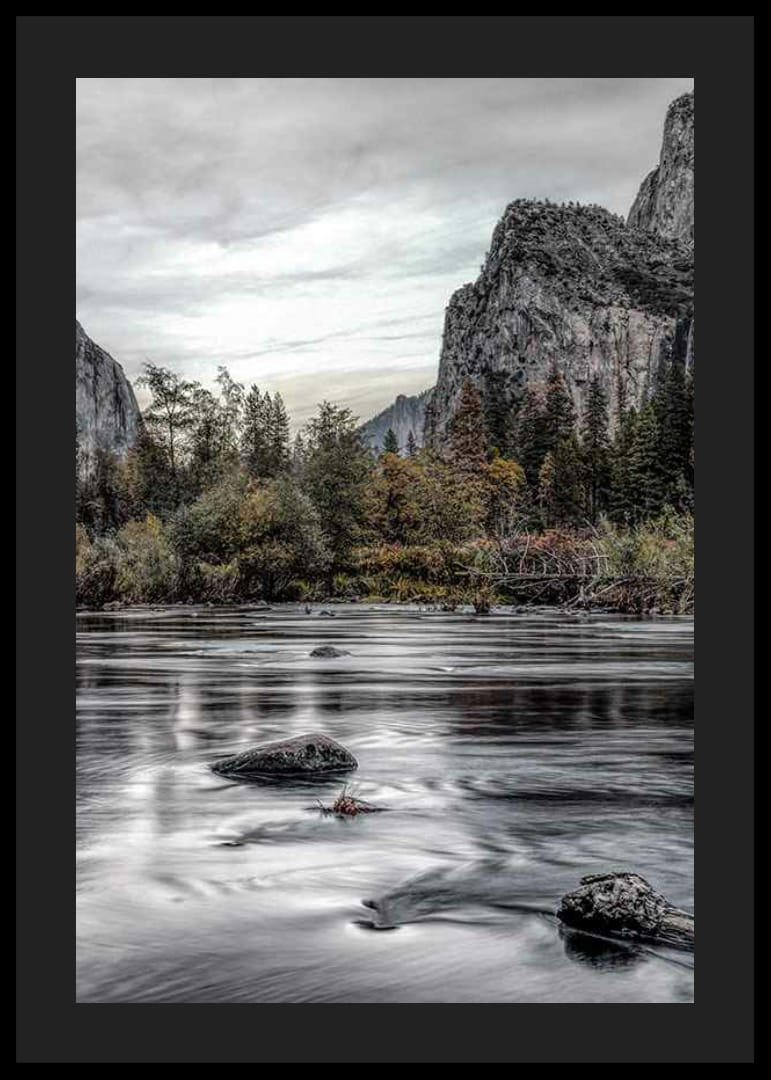 Foto van de Merced River in Yosemite met herfstkleuren en rotsen-12
