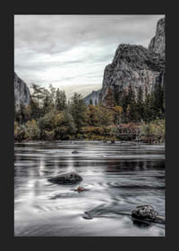 Foto van de Merced River in Yosemite met herfstkleuren en rotsen-5
