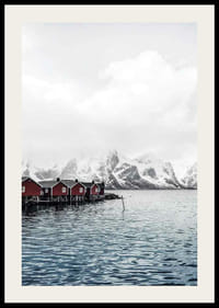 Fotografia di capanne di pescatori rosse in riva all'acqua e montagne innevate-2