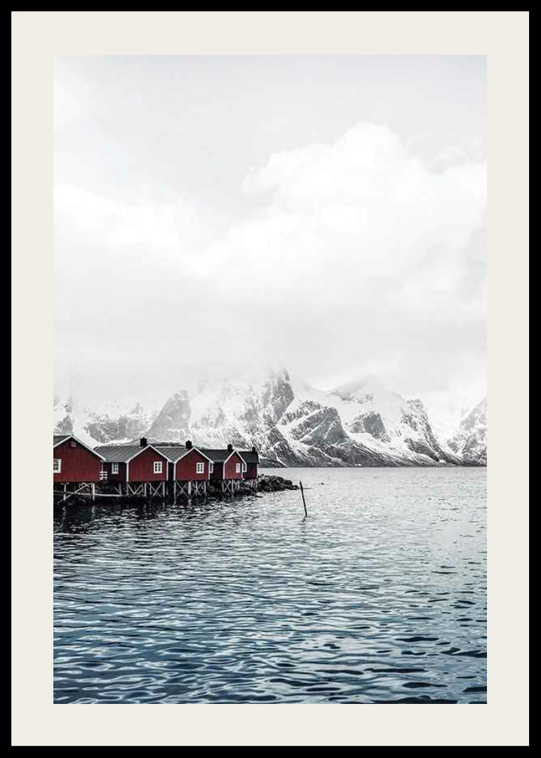 Fotografia di capanne di pescatori rosse in riva all'acqua e montagne innevate-12