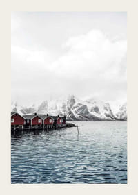 Fotografia di capanne di pescatori rosse in riva all'acqua e montagne innevate-3