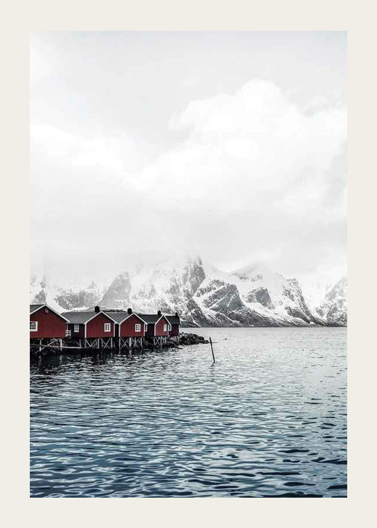 Fotografia di capanne di pescatori rosse in riva all'acqua e montagne innevate-12