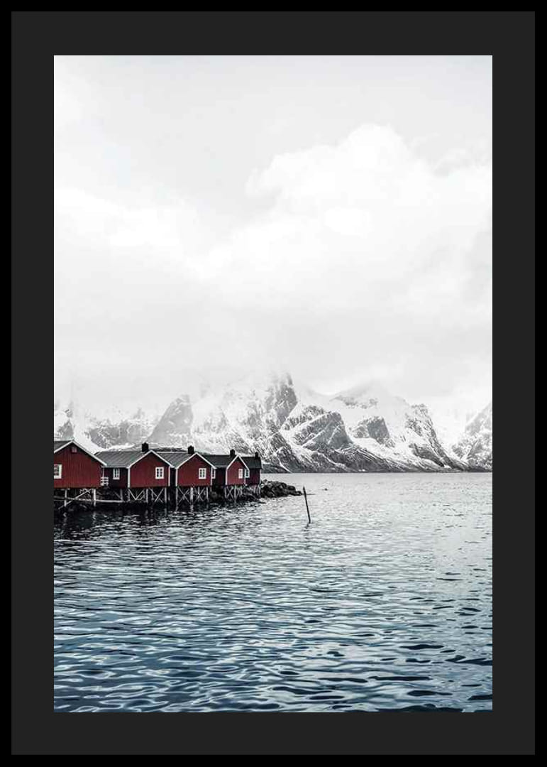 Fotografia di capanne di pescatori rosse in riva all'acqua e montagne innevate-12
