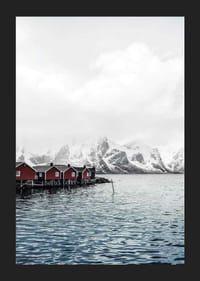 Fotografia di capanne di pescatori rosse in riva all'acqua e montagne innevate-5