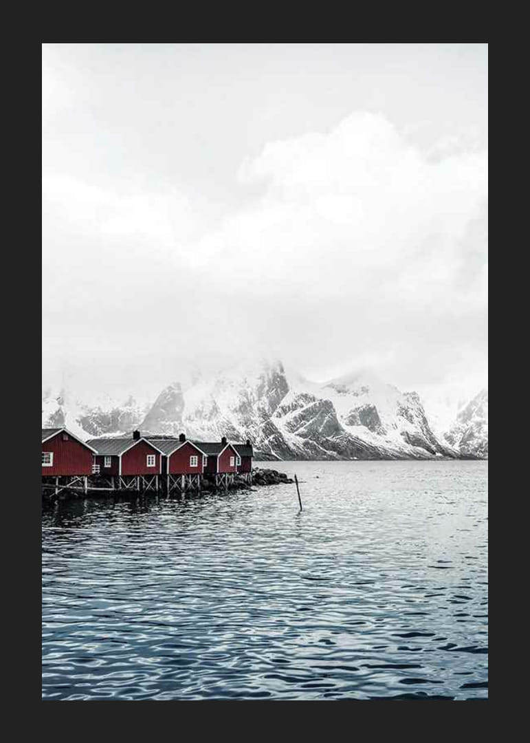 Fotografia di capanne di pescatori rosse in riva all'acqua e montagne innevate-12