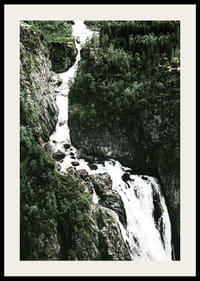 Foto van Vøringsfossen met steile kliffen en groen-2