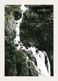 Foto van Vøringsfossen met steile kliffen en groen-3