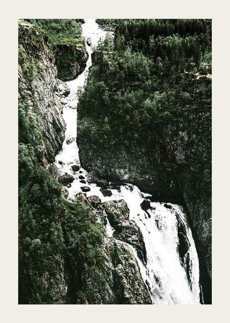 Foto van Vøringsfossen met steile kliffen en groen-12