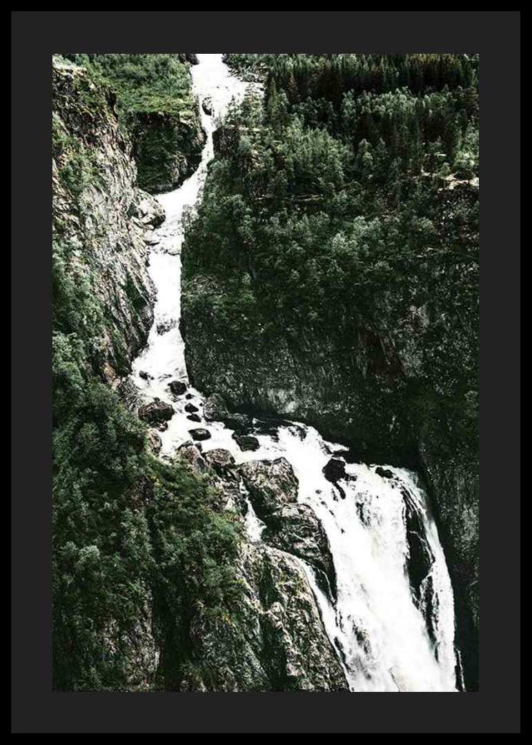 Foto van Vøringsfossen met steile kliffen en groen-12