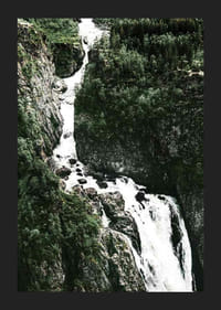 Foto van Vøringsfossen met steile kliffen en groen-5