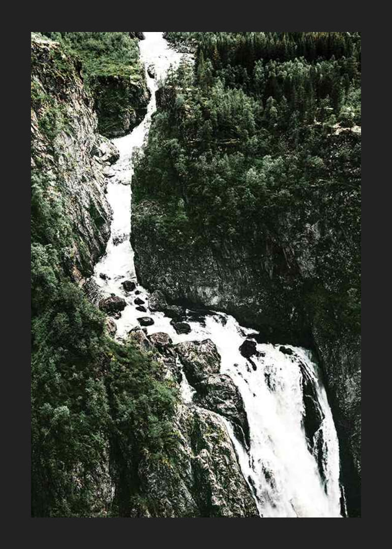Foto van Vøringsfossen met steile kliffen en groen-12