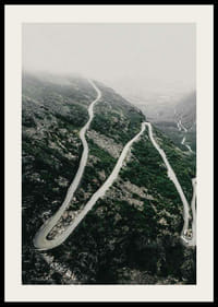 Ilmakuva mutkittelevasta Trollstigen-tiestä sumuisessa vuoristomaisemassa-2