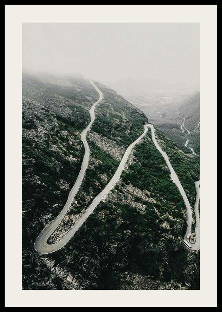 Ilmakuva mutkittelevasta Trollstigen-tiestä sumuisessa vuoristomaisemassa-12