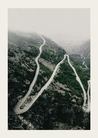 Ilmakuva mutkittelevasta Trollstigen-tiestä sumuisessa vuoristomaisemassa-3