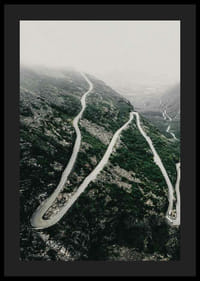 Ilmakuva mutkittelevasta Trollstigen-tiestä sumuisessa vuoristomaisemassa-4