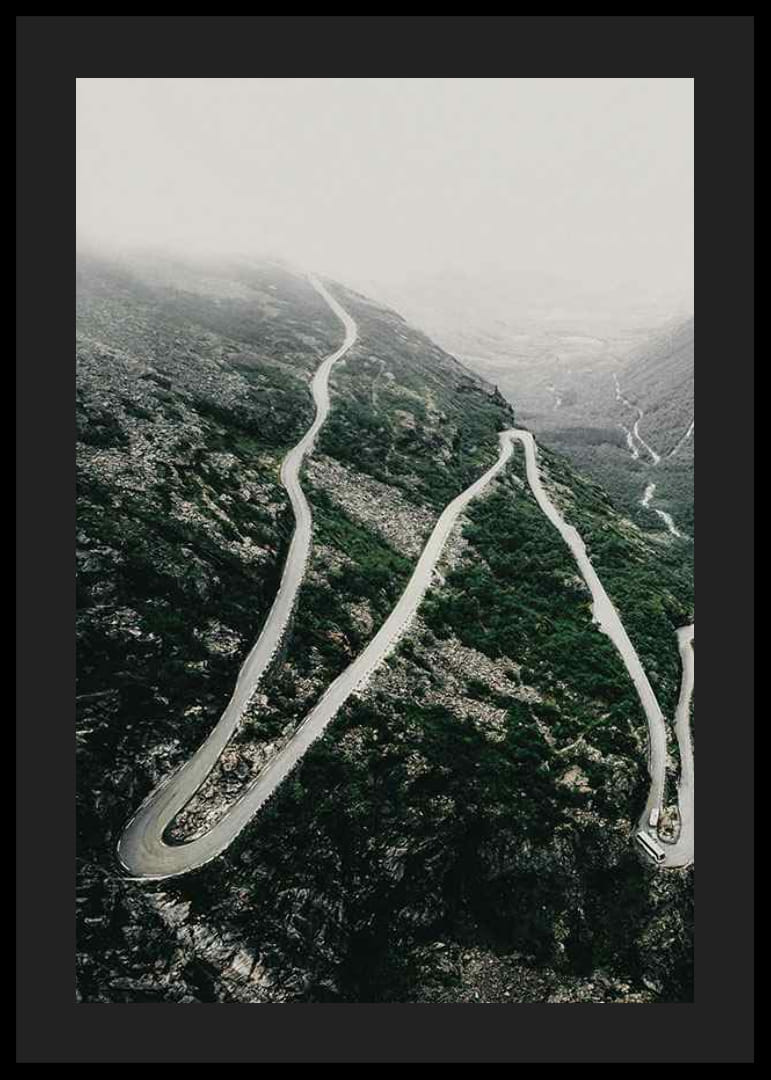 Ilmakuva mutkittelevasta Trollstigen-tiestä sumuisessa vuoristomaisemassa-12