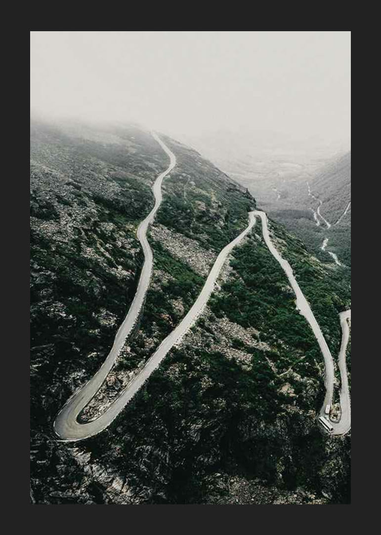 Ilmakuva mutkittelevasta Trollstigen-tiestä sumuisessa vuoristomaisemassa-12