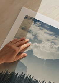 Fotografiskt fjällandskap med barrskog och sjö i dimma-9