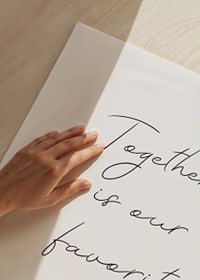 Handskriven svart text på vit bakgrund, minimalistisk stil-3