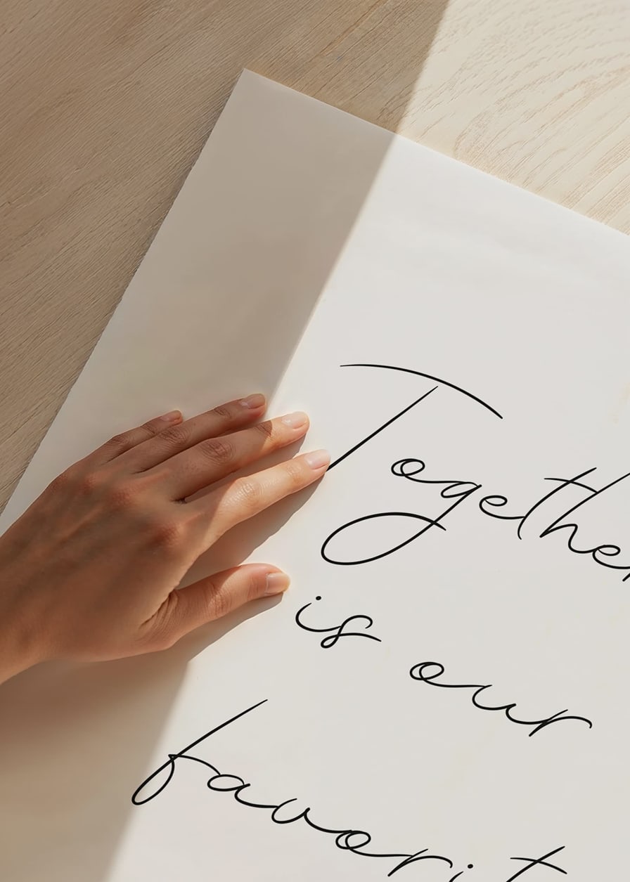 Handskriven svart text på vit bakgrund, minimalistisk stil-12
