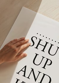 Svart textcitat ”Shut up and kiss me” på vit bakgrund-3