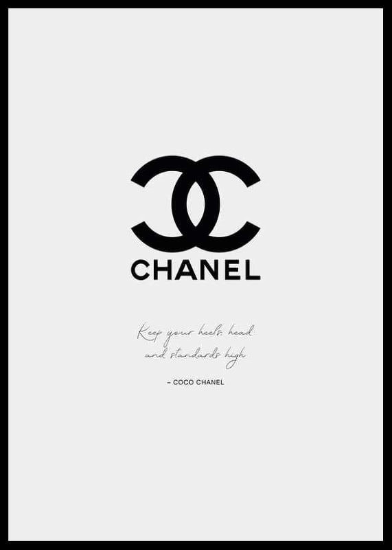 Svart Chanel-logga och citat av Coco Chanel på ljusgrå botten-12