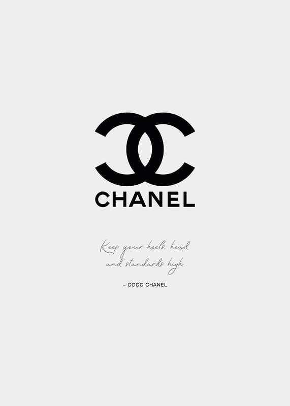 Svart Chanel-logga och citat av Coco Chanel på ljusgrå botten-12