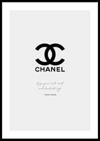 Svart Chanel-logga och citat av Coco Chanel på ljusgrå botten-0