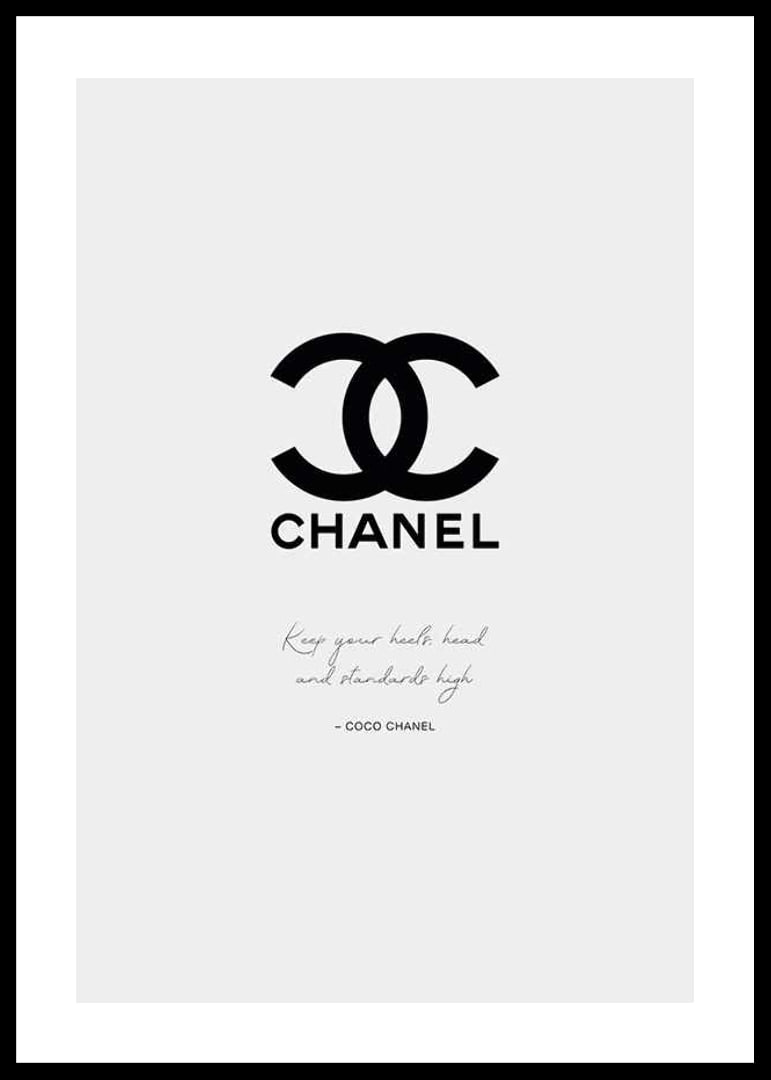 Svart Chanel-logga och citat av Coco Chanel på ljusgrå botten-12