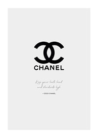 Svart Chanel-logga och citat av Coco Chanel på ljusgrå botten-1