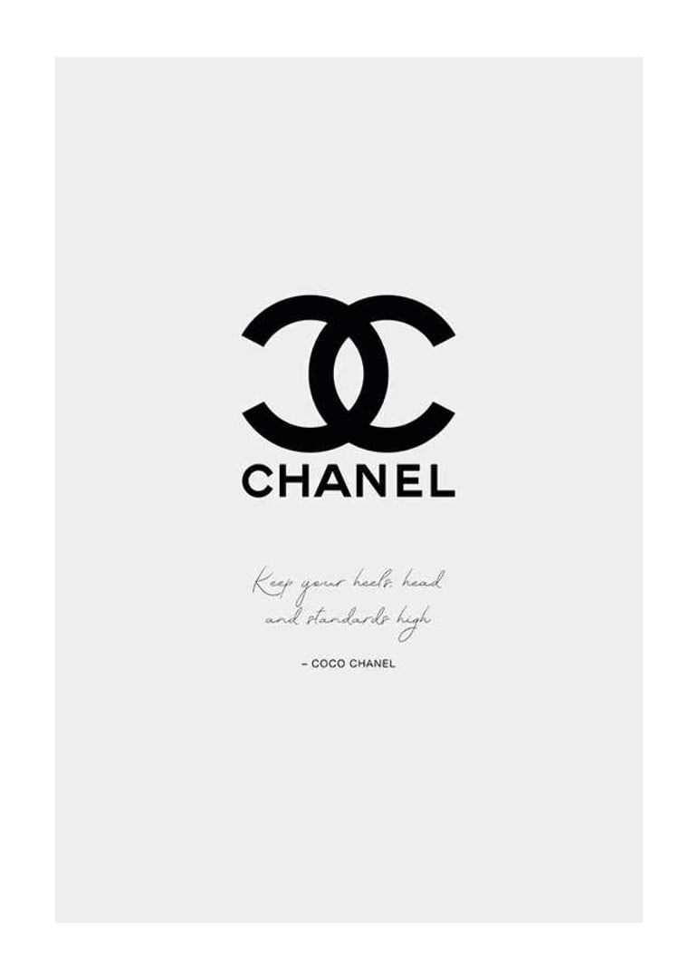 Svart Chanel-logga och citat av Coco Chanel på ljusgrå botten-12