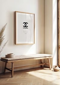 Svart Chanel-logga och citat av Coco Chanel på ljusgrå botten-8