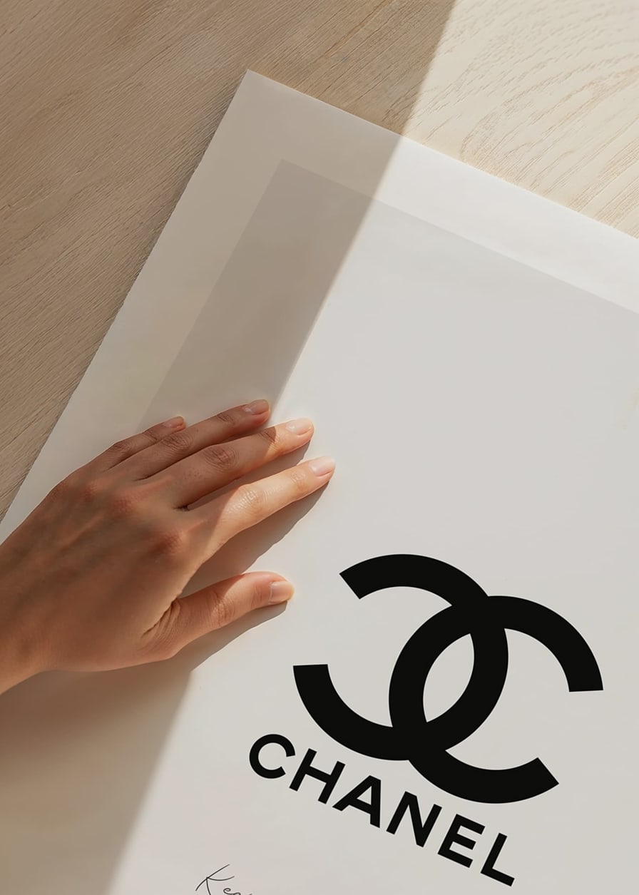 Svart Chanel-logga och citat av Coco Chanel på ljusgrå botten-12