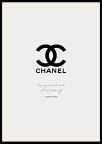 Svart Chanel-logga och citat av Coco Chanel på ljusgrå botten-2