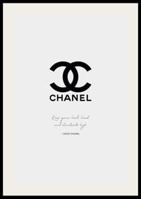 Czarne logo Chanel i cytat Coco Chanel na jasnoszarym tle-2