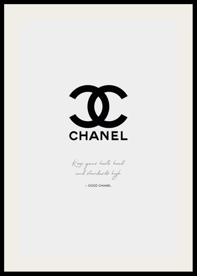 Czarne logo Chanel i cytat Coco Chanel na jasnoszarym tle-12