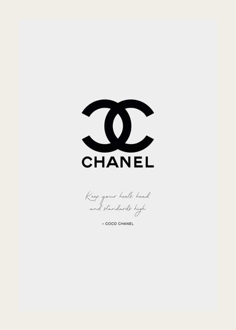 Svart Chanel-logga och citat av Coco Chanel på ljusgrå botten-12