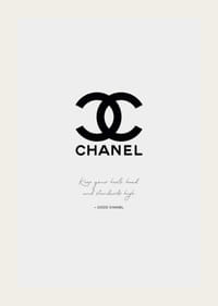 Czarne logo Chanel i cytat Coco Chanel na jasnoszarym tle-3