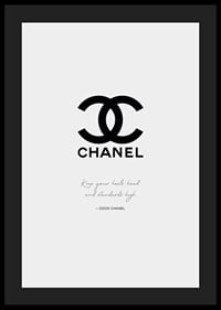 Svart Chanel-logga och citat av Coco Chanel på ljusgrå botten-4