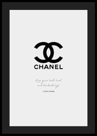 Czarne logo Chanel i cytat Coco Chanel na jasnoszarym tle-4