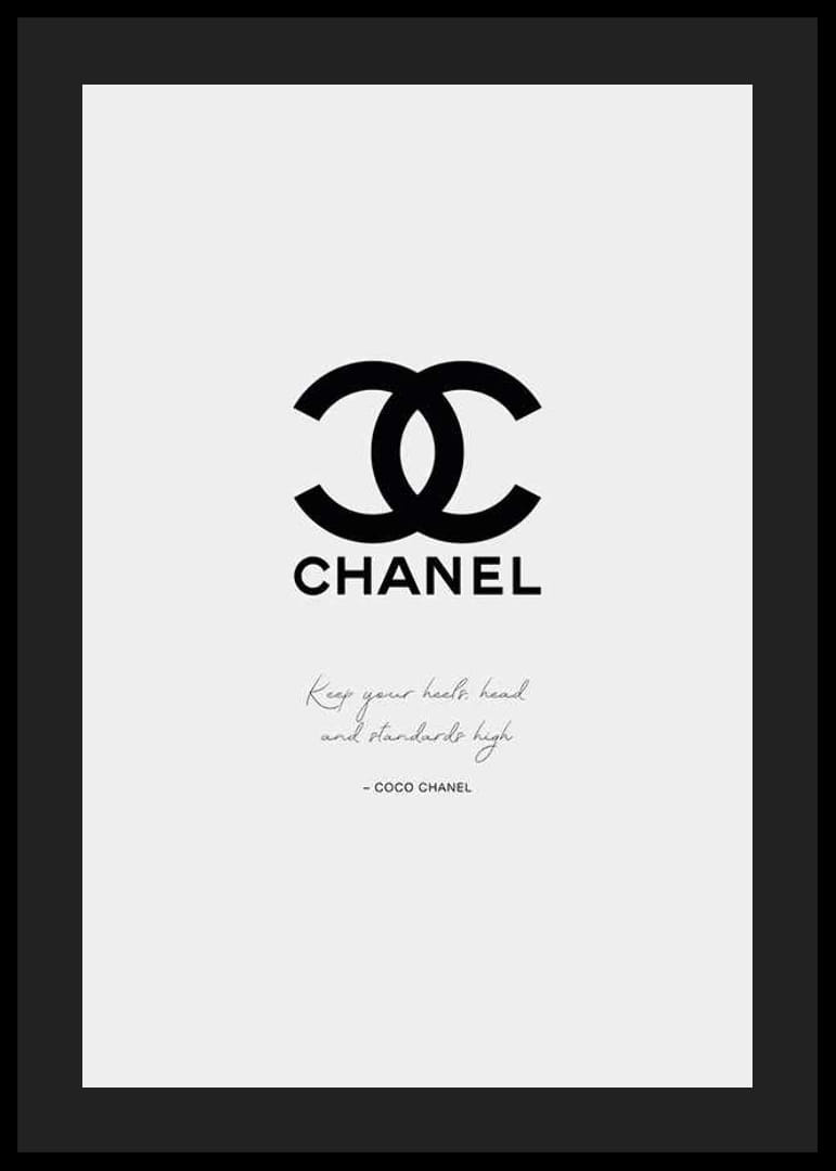 Czarne logo Chanel i cytat Coco Chanel na jasnoszarym tle-12