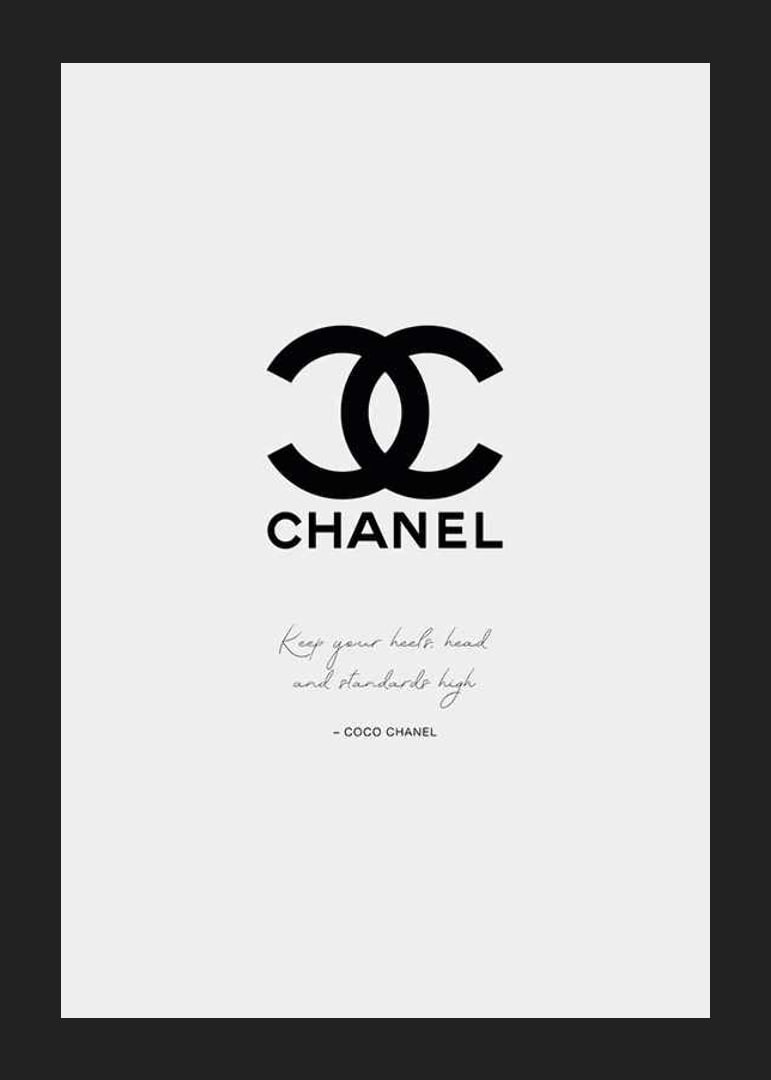 Svart Chanel-logga och citat av Coco Chanel på ljusgrå botten-12