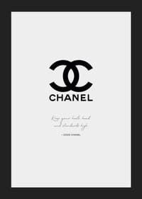 Czarne logo Chanel i cytat Coco Chanel na jasnoszarym tle-5