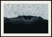 Widok z lotu ptaka na białe fale na tle czarnej lawy na plaży-2