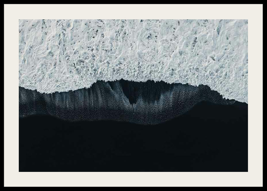 Widok z lotu ptaka na białe fale na tle czarnej lawy na plaży-12