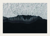 Widok z lotu ptaka na białe fale na tle czarnej lawy na plaży-3