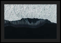 Widok z lotu ptaka na białe fale na tle czarnej lawy na plaży-4