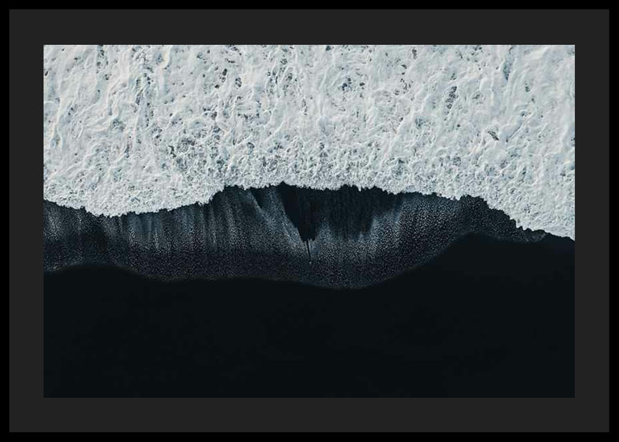 Widok z lotu ptaka na białe fale na tle czarnej lawy na plaży-12