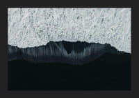 Widok z lotu ptaka na białe fale na tle czarnej lawy na plaży-5