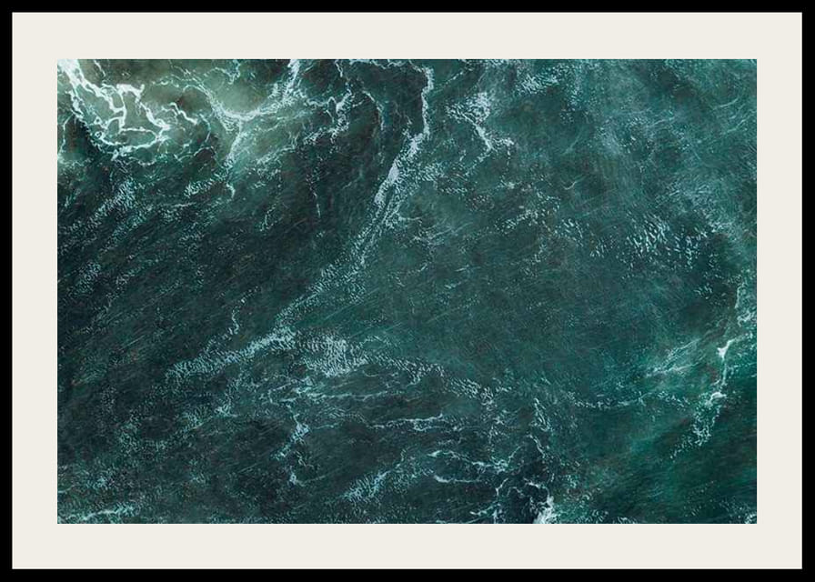 Flygvy över turkost hav med vita vågmönster och skum-12